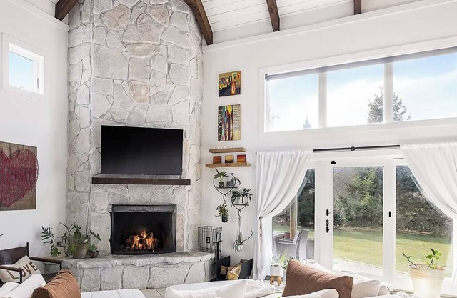 Unwind in Montauk with a moments walk to a private bay beach and fenced in yard!