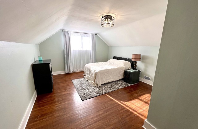 Updated 1 Bedroom that allows pets - perfect for healthcare travelers
