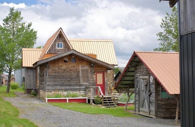 Updated 2BR/2BA cottage in the heart of Davis, WV!