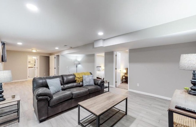 Updated 6 King Bed Home Large Yard 4 TV & Garage