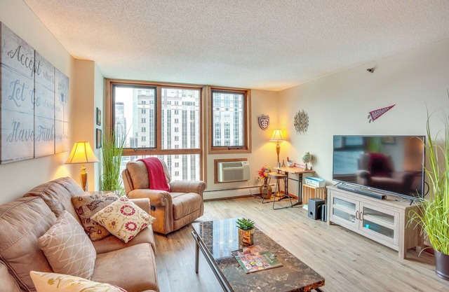 Updated Apt in Dtwn Minneapolis w/Pool Access!