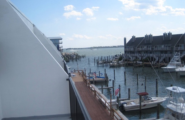 UPDATED! Bayside 2bd/2ba Condo. Boat slip avail. Near Harbor Island.