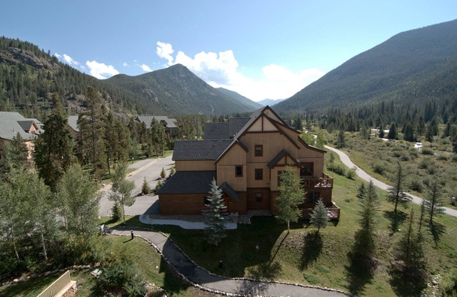 Updated, Beautiful Views, Walk to Slopes & Village