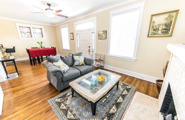 Updated Brick Home Sleep 9 Walk to WashU/Barnes/Delmar Loop/Forest Park/Zoo