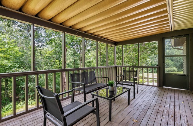 Updated, Cozy home- minutes to Tunnel Vision Trail!