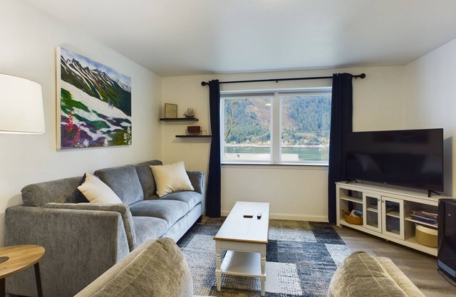 Updated Douglas Apartment, Near Downtown and Skiing
