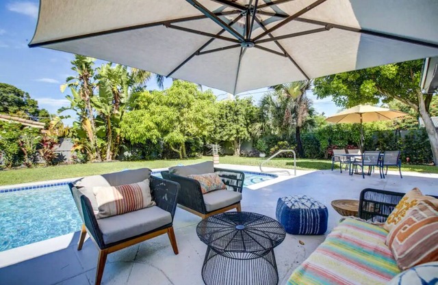 Updated Mid Century 3 Bedroom Salt Wtr Pool Outdoor Shower