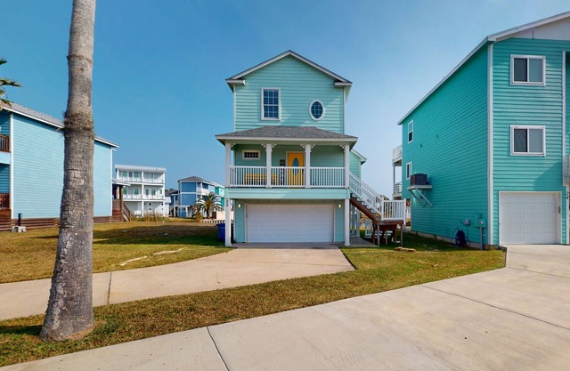 Updated waterfront home minutes to beach with patio & deck views - dog-friendly
