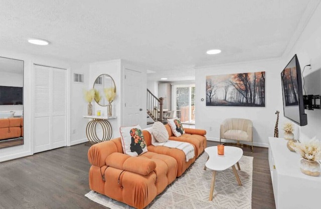 Upgraded 4BDR+3LVL Townhouse, Close to IAD Airport