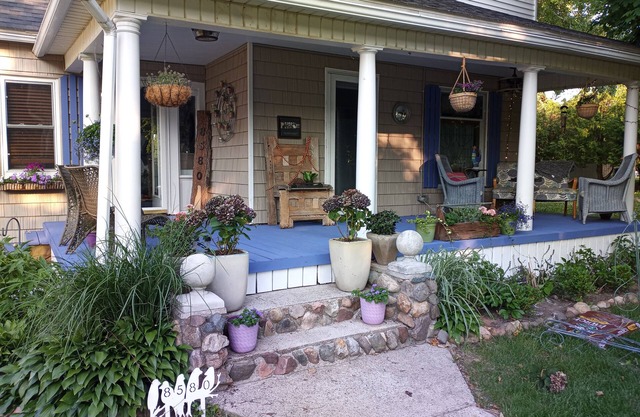 UPPER 3 rm. studio B&B steps from beach & farm markt/shop'g.; dogs ok w/fee.