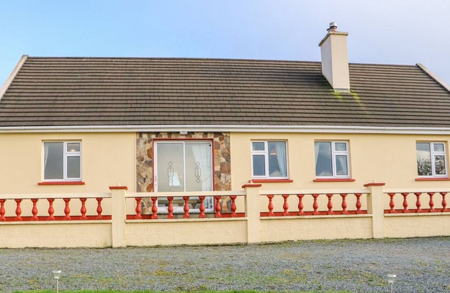 UPPER HAVEN, pet friendly, with open fire in Eyeries, County Cork