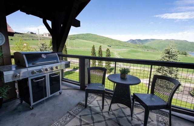 Upper Level. Amazing Mountain Views. Exposed Wooden Beams. EW103