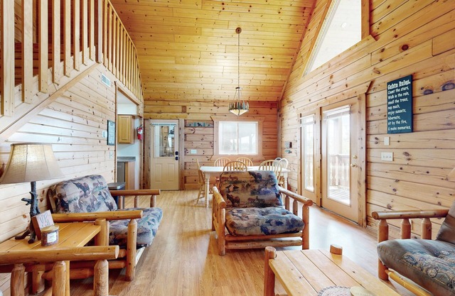 Upper-Level duplex, adventure retreat with fire pit, patio, & WIF