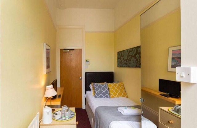 Upper Rock 5 - single room with shared bathroom