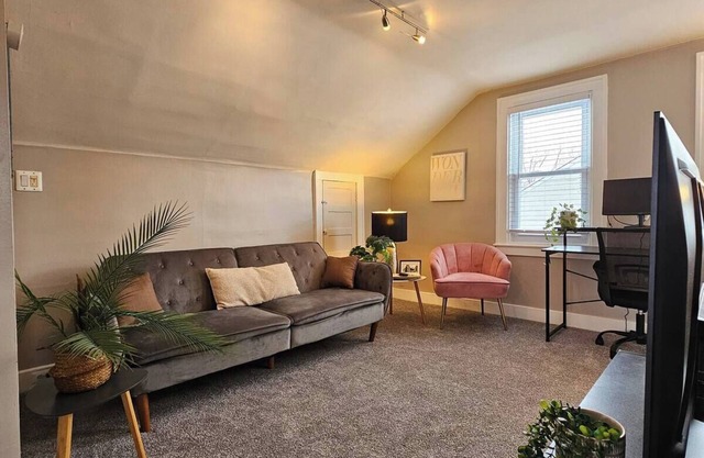 Upper Unit Apartment with 2 Bedrooms - Workspace -Walk to Downtown Ferndale