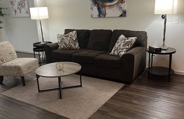 Upscale Apartment w/Pool, Near Restaurants, Hospital, Malls, Interstate & Arena