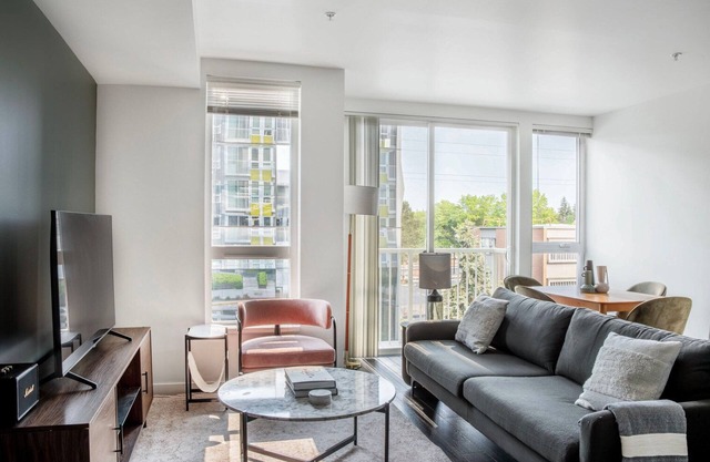 Upscale Bellevue Jr 1BR w/Lounge, Gym & W/D, nr Shops, by Blueground