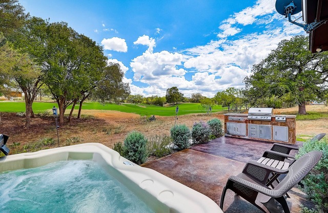 Upscale country getaway with private hot tub, game room, & beautiful views