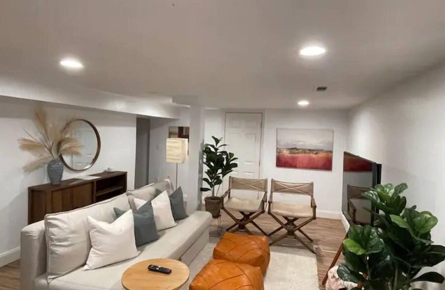 Upscale, Full Kitchen, 2-Bedroom Aptn