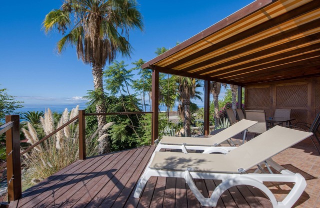 upscale furnishings, 2 bedrooms, 2 bathrooms, community pool, dream view