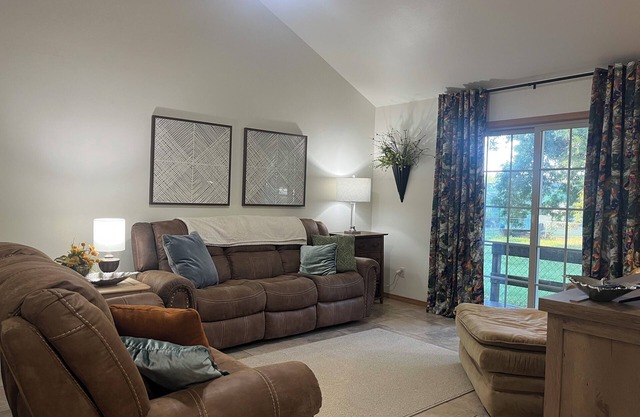 Upscale home with high end furnishings and memory foam king bed. 2 car garage