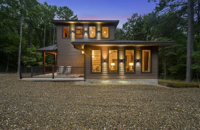 Upscale Honeymoon Cabin w/Hot tub, Fireplace and Rain Shower