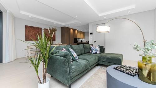 Upscale Modern Luxe Stunning 5BR Home in London!