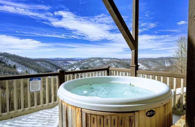 Upscale mountain retreat w/hot tub and WOW VIEWS!