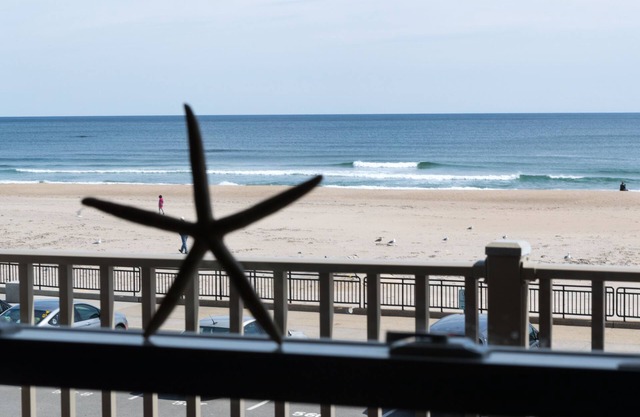 Upscale Oceanfront Condo Steps From The Seashell Stage