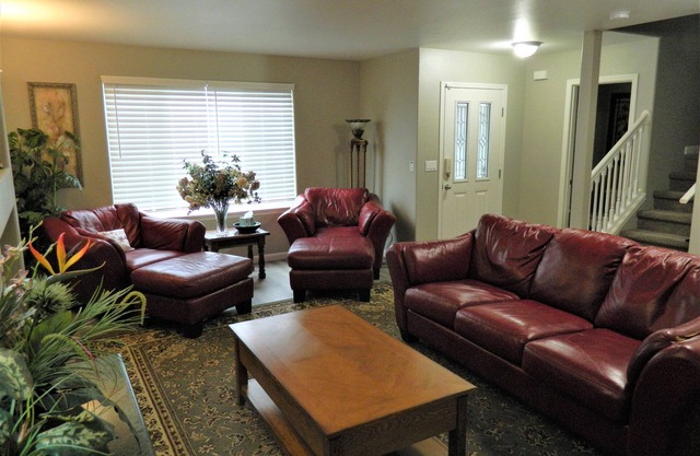Upscale Puyallup Home ☆ Near Seattle, Tacoma, Puget Sound, Cascade Mountains
