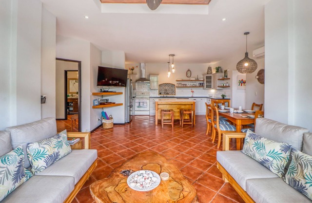 Upscale retreat on ocean-view property - pool, outdoor kitchen, and fast Wifi