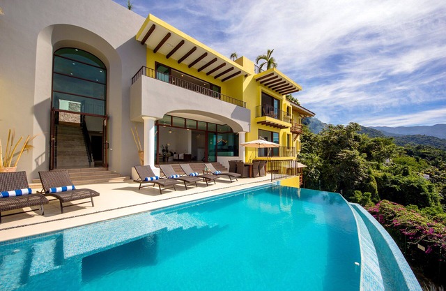 Upscale Villa , great views of the Bay , private pool walking distance to beach