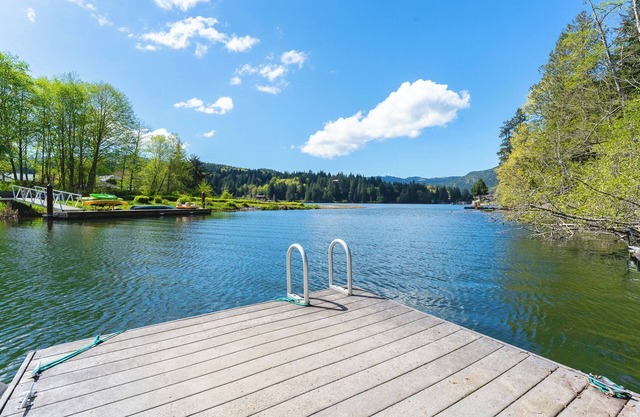 Upscale Waterfront Home on Lake Samish with Hot Tub and Dock