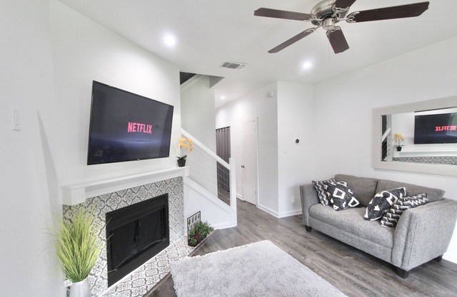 Upscaled townhome near airport