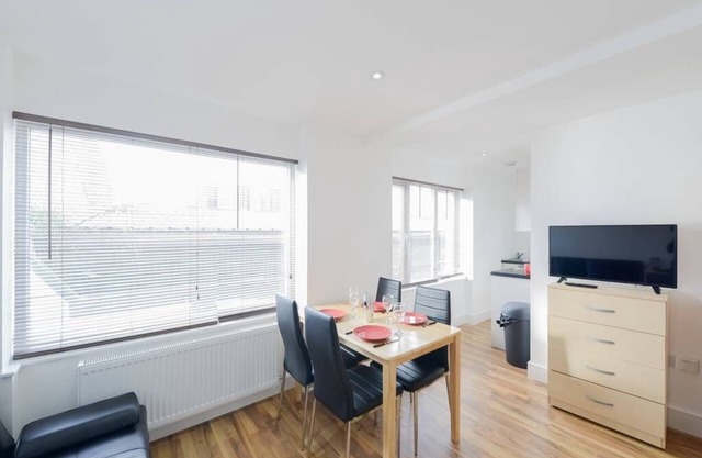 "Urban Chic in Bermondsey: Modern Gem, Studio Apartment in SE1's Heart!"