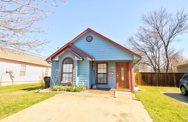 🌿 Urban Comfort in Plano downtown 2BR House with Yard & Exclusive Parking Spots