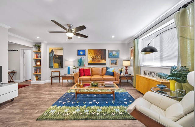 Urban-Eclectic Downtown Condo w Parking, sleeps 4