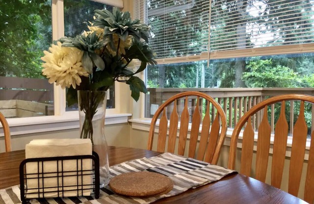 Urban Forest Cabin 2+BD/1.5BA with Freeway Convenience