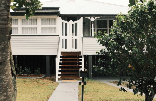 Urban Getaway Colonial 6 beds 2 bath, aircon, pet, family