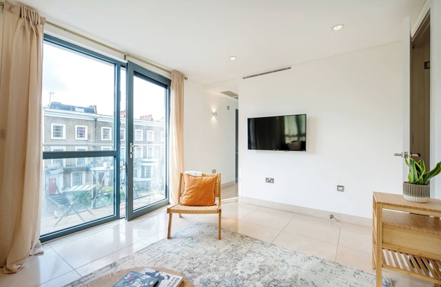 Urban Haven: Central, Modern Gem