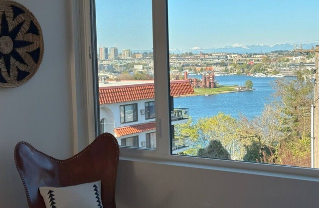 Urban Living with Stunning Views of Lake Union