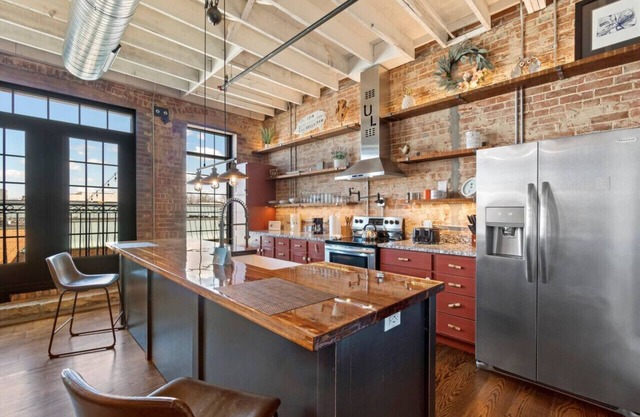 Urban Loft #7 BLUE · Downtown Urban Loft above Restaurants & Boutiques