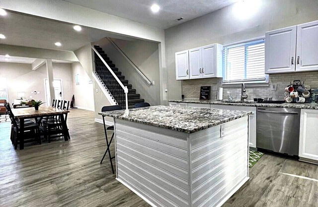 Urban Luxe Retreat: Near Indy's Must-See Sights!