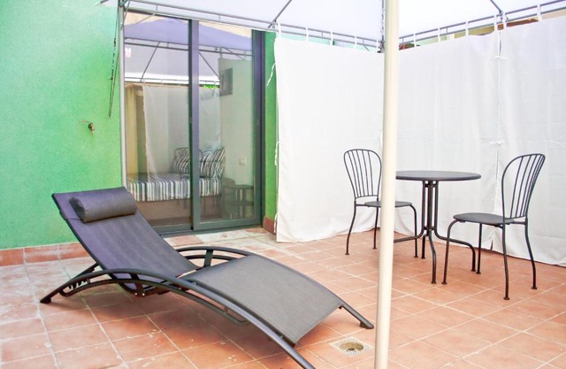 Urban Manesa city center apartment with private patio