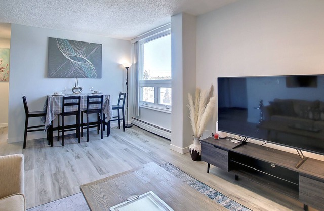 URBAN NEST Entire Cozy condo in trendy Kensington