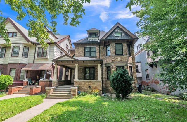 Urban Retreat In Islandview 2 Bedroom Apts by Redawning