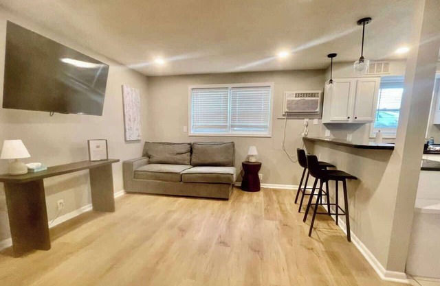 Urban Retreat: Walk to UNMC, Free Parking