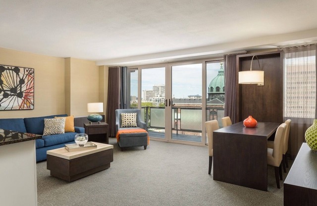 Urban Suite Perfect for Shopping and Dining in Philly, Pets are Welcome For Free