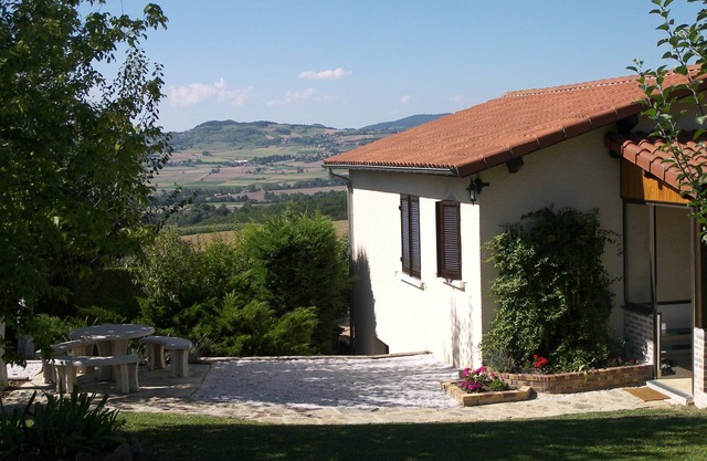 Usson, quiet quiet village, for rent comfortable house, superb view.
