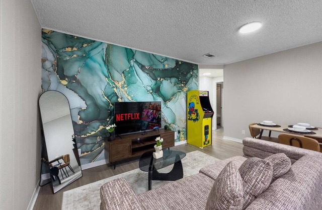 UT Suite - Sleeps 5 Stay for F1, ACL, Football!